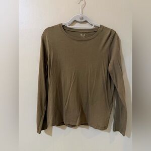 Madewell long-sleeve t-shirt in olive green features a crew neck design M